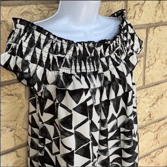 Jack By BB Dakota black & White Off shoulder
Size Small - Picture 5 of 12